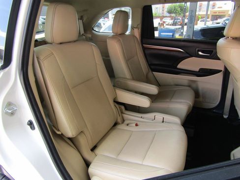 Used 2018 Toyota Highlander Limited Platinum FWD image 14