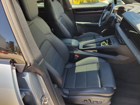 Used 2025 Porsche Macan Electric w/ Premium Package RWD image 29