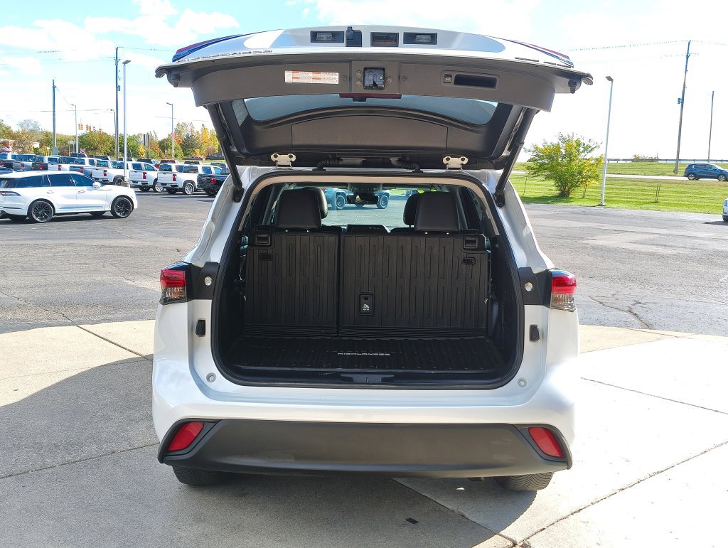 Used 2022 Toyota Highlander XLE AWD/4WD image 18