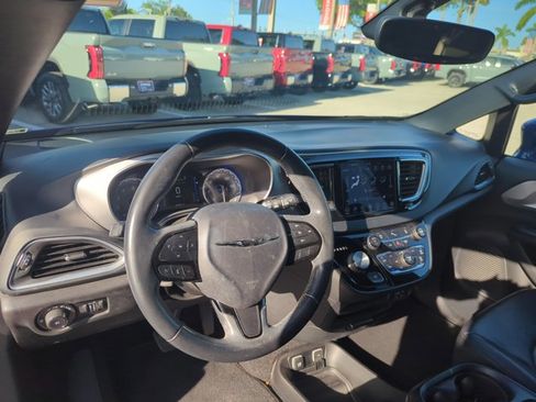 Used 2018 Chrysler Pacifica Touring-L image 10