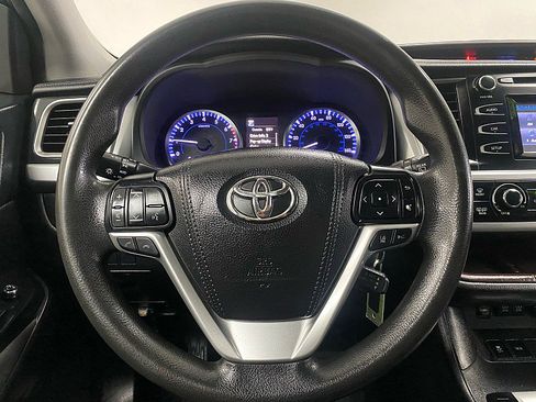 Used 2018 Toyota Highlander LE image 16