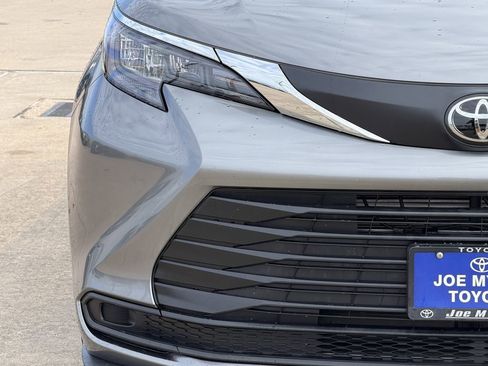 Used 2026 Toyota Sienna LE FWD image 5