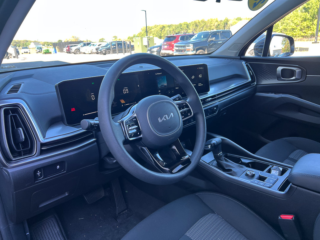 Certified 2025 Kia Sorento LX FWD image 16