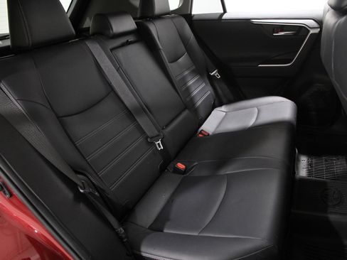 Used 2019 Toyota RAV4 Limited image 18