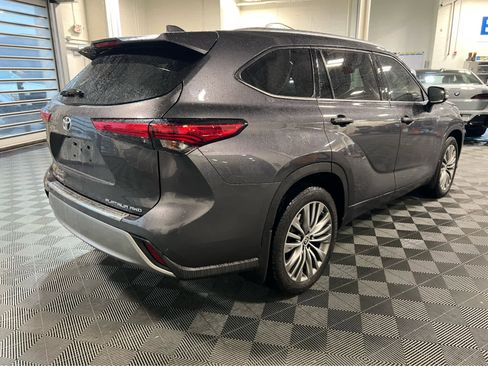 Used 2020 Toyota Highlander Platinum AWD/4WD image 3