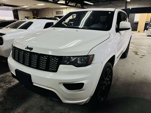 Used 2018 Jeep Grand Cherokee Altitude AWD/4WD image 12