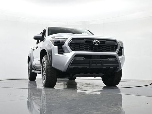 Used 2024 Toyota Tacoma TRD Off-Road AWD/4WD image 32
