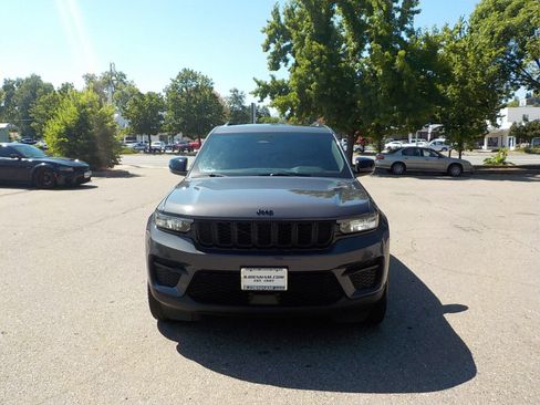 Used 2024 Jeep Grand Cherokee Altitude AWD/4WD image 2