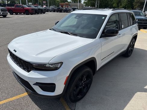 Used 2023 Jeep Grand Cherokee Altitude AWD/4WD image 9