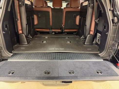 Used 2018 Toyota Land Cruiser image 30