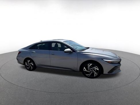 Used 2025 Hyundai Elantra SEL FWD image 2