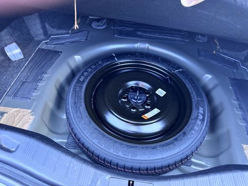 Used 2017 Ford Fusion SE w/ Fusion SE Technology Package FWD image 8