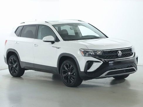 Used 2023 Volkswagen Taos SE w/ Panoramic Sunroof Package FWD image 9