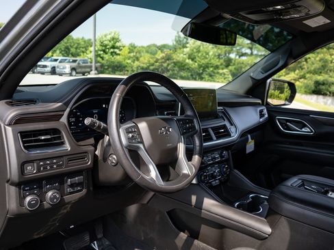 Used 2022 Chevrolet Tahoe Z71 w/ Luxury Package AWD/4WD image 13