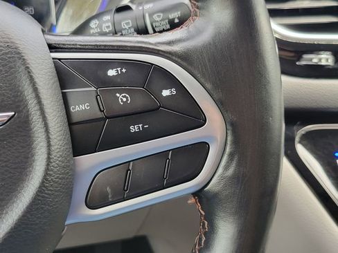 Used 2020 Chrysler Pacifica Touring-L w/ Tire & Wheel Group FWD image 15