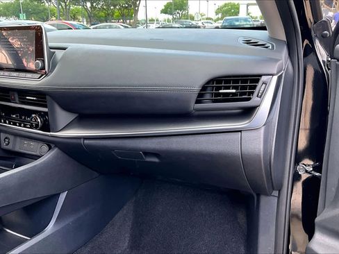 Used 2024 Nissan Rogue SV image 17