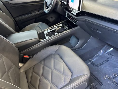 Used 2024 Volkswagen Atlas Cross Sport SE AWD/4WD image 18