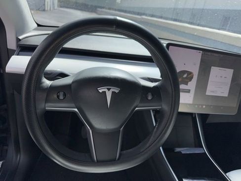 Used 2021 Tesla Model Y Long Range image 9