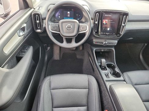 Used 2025 Volvo XC40 B5 Core image 11