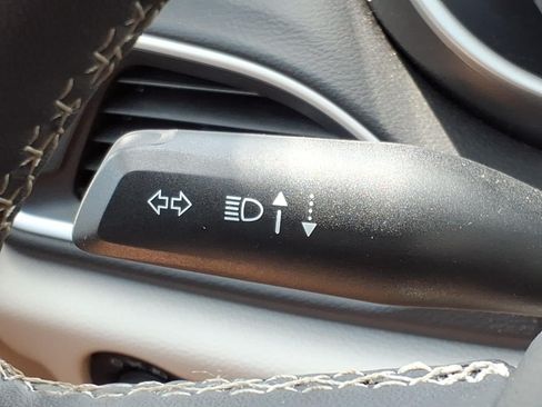 Used 2024 Chrysler Pacifica Touring-L FWD image 20