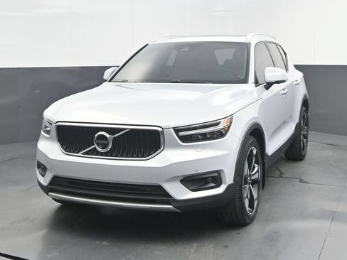 Certified 2022 Volvo XC40 T5 Momentum w/ Premium Package AWD/4WD image 1