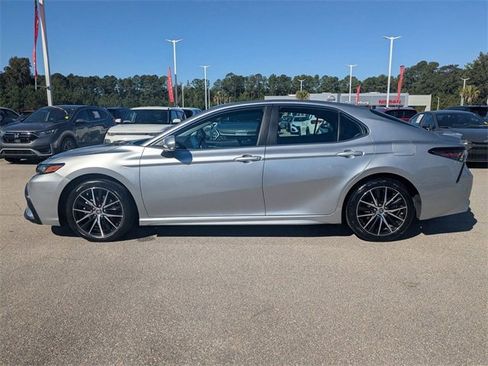 Used 2024 Toyota Camry SE image 6