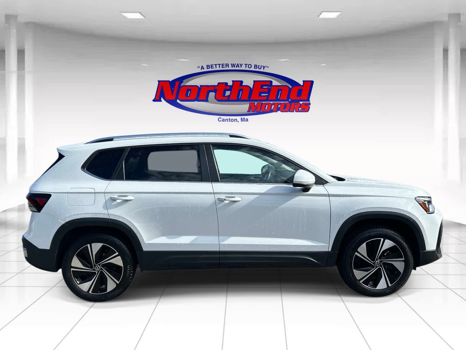 Used 2025 Volkswagen Taos SE AWD/4WD image 2