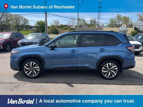 Used 2025 Subaru Forester Touring AWD/4WD image 2