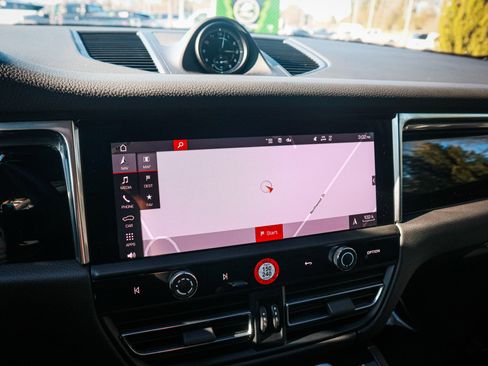 Used 2024 Porsche Macan image 25