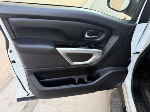 Used 2017 Nissan Titan SV image 12