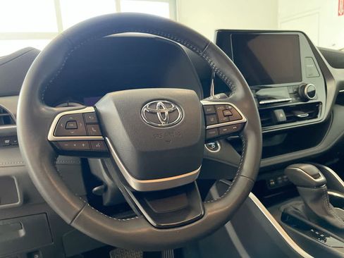 Used 2024 Toyota Highlander LE AWD/4WD image 14