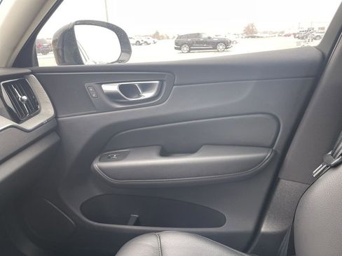 Used 2025 Volvo XC60 B5 Plus image 32