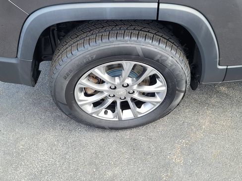 Used 2019 Jeep Cherokee Latitude Plus w/ Cold Weather Group AWD/4WD image 13