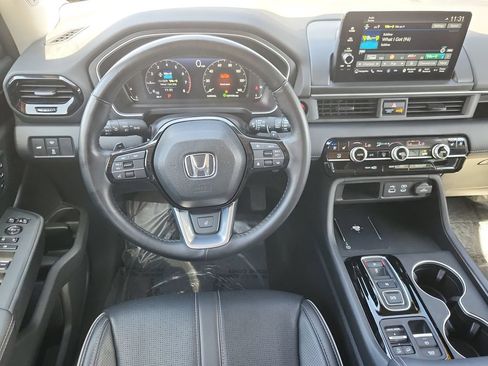 Used 2025 Honda Pilot Elite image 11
