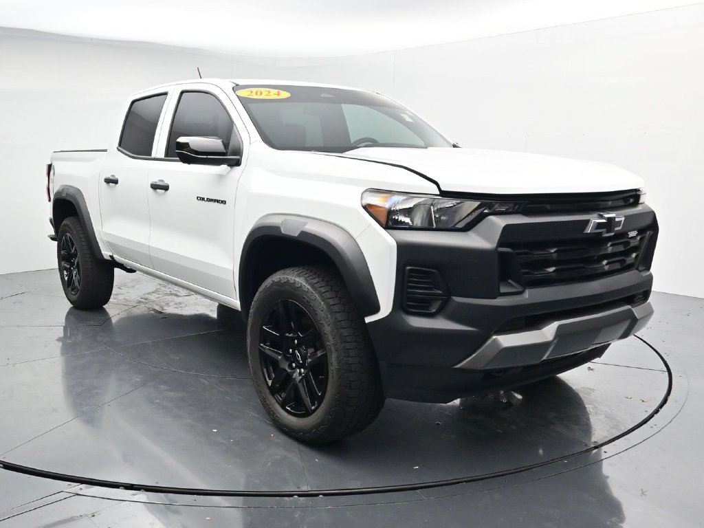 Used 2024 Chevrolet Colorado Trail Boss w/ Technology Package AWD/4WD image 2