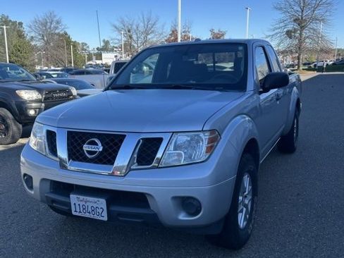 Used 2017 Nissan Frontier SV image 2