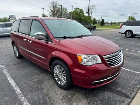 Used 2015 Chrysler Town & Country Touring-L w/ Driver Convenience Group FWD image 3