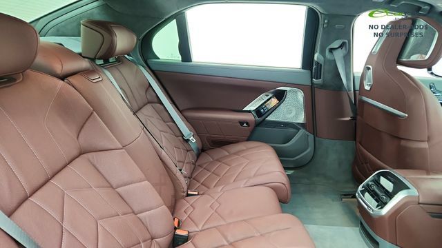 Used 2023 BMW i7 xDrive60 AWD/4WD image 24