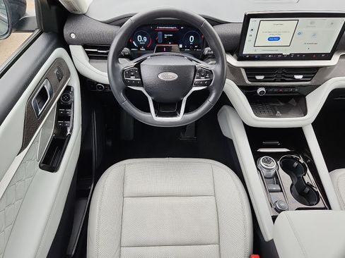 Used 2025 Ford Explorer Platinum w/ LUX Leather Package AWD/4WD image 11