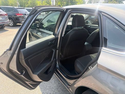 Used 2019 Volkswagen Jetta SE FWD image 17