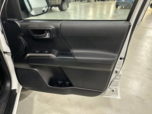 Used 2020 Toyota Tacoma TRD Off-Road image 38