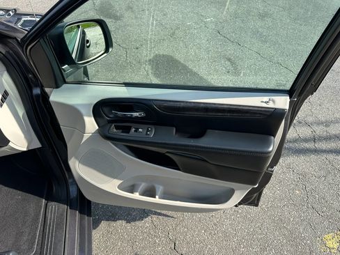 Used 2019 Dodge Grand Caravan SE w/ UConnect Hands-Free Group image 37