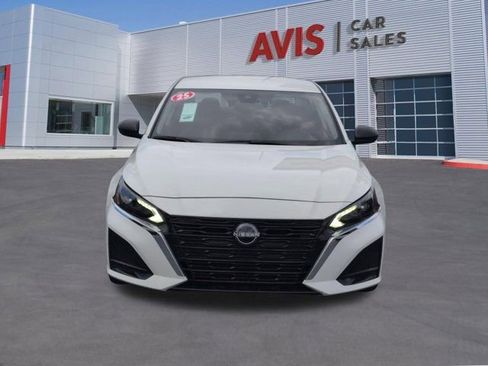 Used 2025 Nissan Altima 2.5 SV FWD image 2