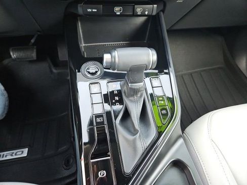 Used 2025 Kia Niro EX image 17