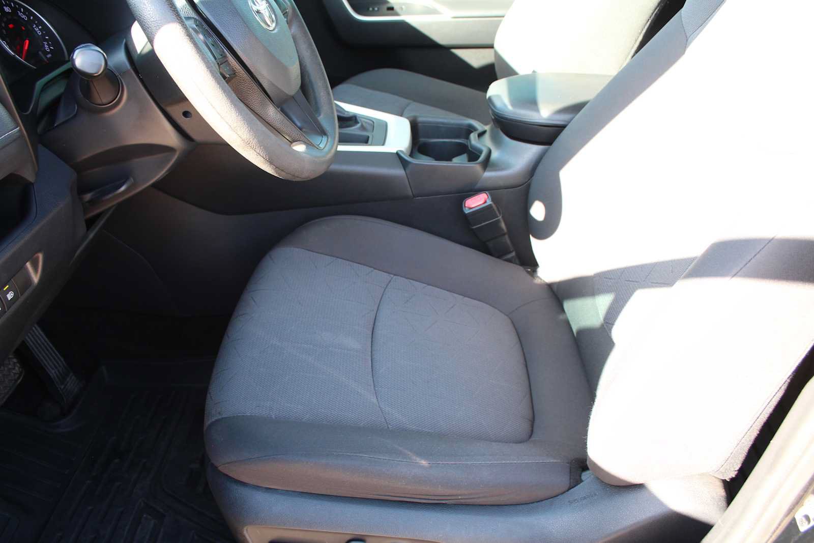 Used 2020 Toyota RAV4 XLE FWD image 30