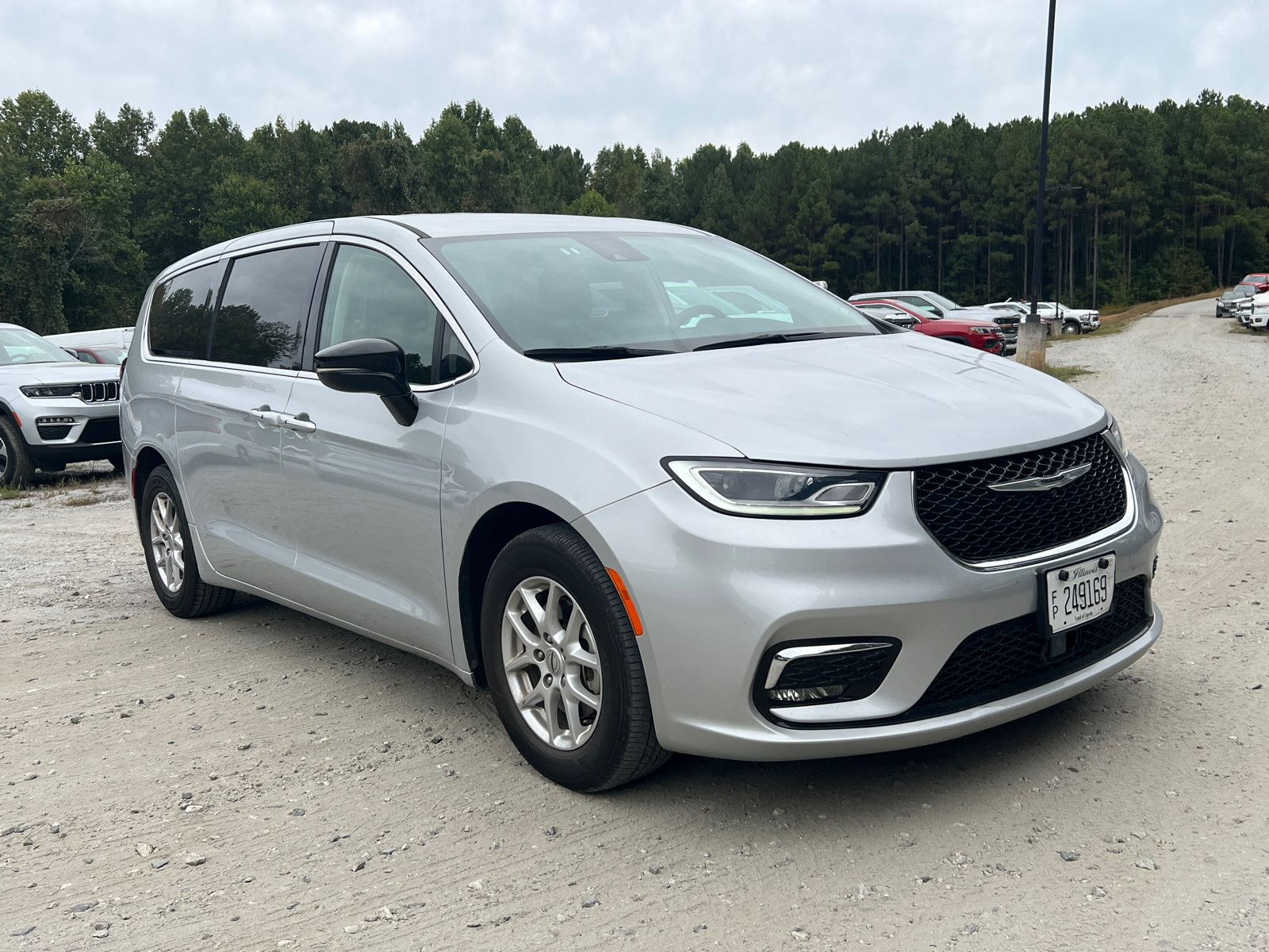 Used 2024 Chrysler Pacifica Touring-L FWD image 5