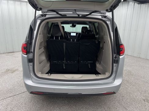 Used 2023 Chrysler Pacifica Touring-L image 9