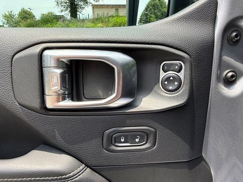 Used 2018 Jeep Wrangler Unlimited Sahara AWD/4WD image 12