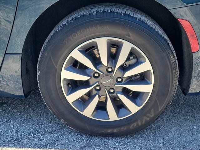 Used 2023 Chrysler Pacifica Touring-L FWD image 10