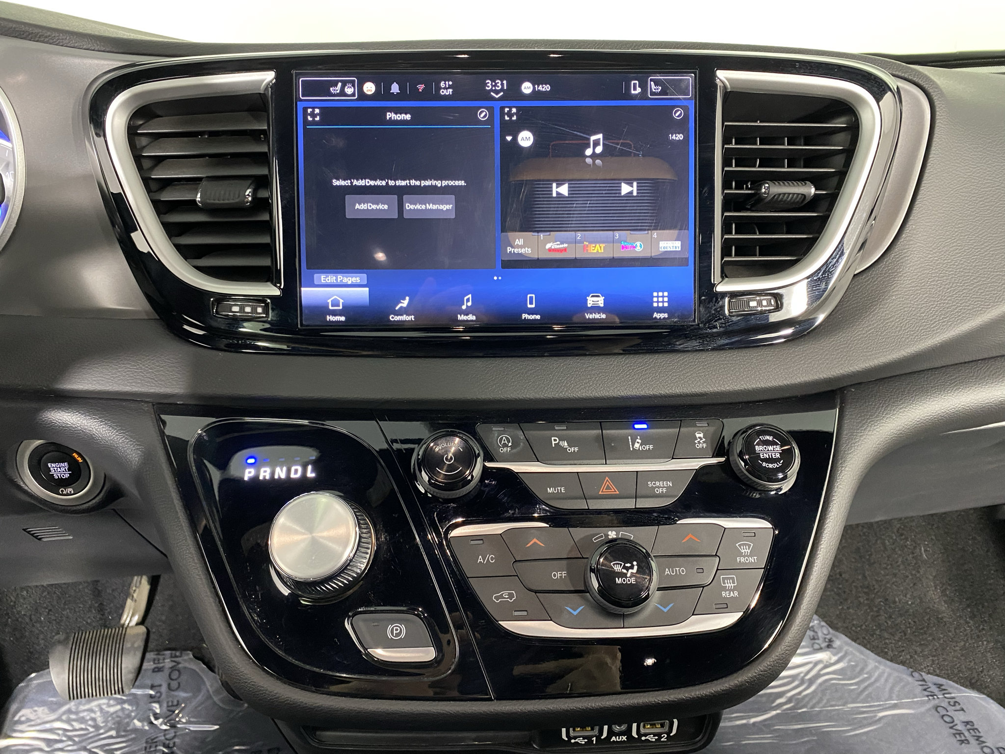 Used 2025 Chrysler Voyager LX FWD image 14